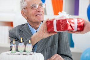 Варианты выбора подарка дедушке на день рождения