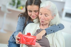 Идеи подарков для бабушек в возрасте на день рождения